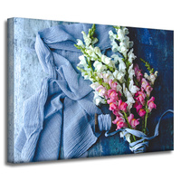 Obraz na płótnie Zwierzęta Lwie paszcze na błękitnej tkaninie 40x30 cm